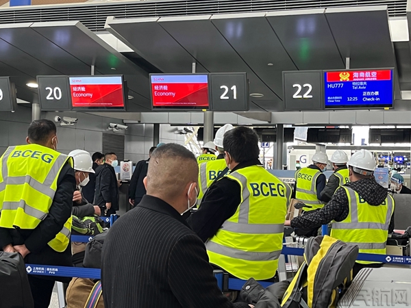 附图2:搭乘航班的旅客正在办理托运行李(黄梦圆 摄)