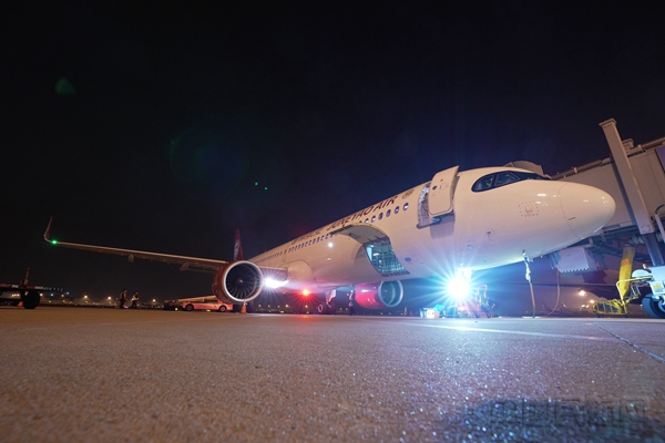 图为吉祥航空2022年最后一个航班HO1128进港1