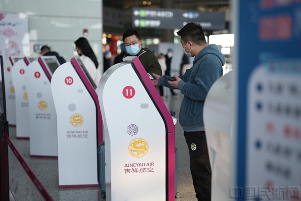 图为旅客借助自助设备提前打印登机牌