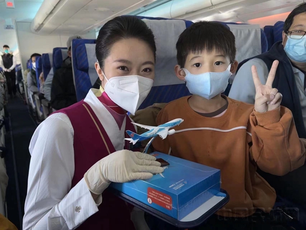 南航为CZ3096航班旅客设计准备了纪念品-南航上海分公司供图6