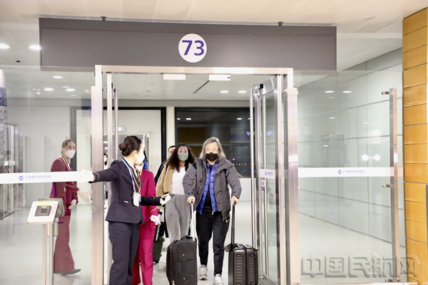南航工作人员为CZ3096航班旅客提供入境流程指引-南航上海分公司供图3