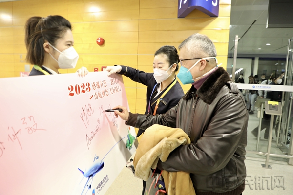 CZ3096航班旅客抵达上海浦东机场后签名留念-南航上海分公司供图2