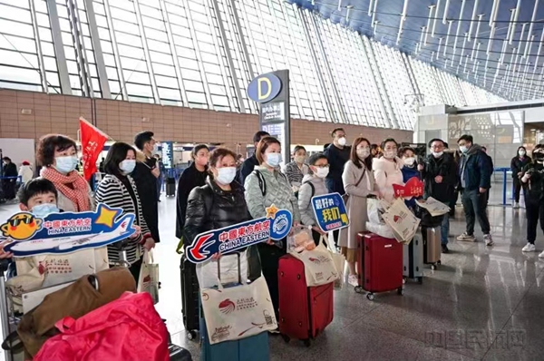 上航国旅首个启程的赴泰国旅行团-东航供图1