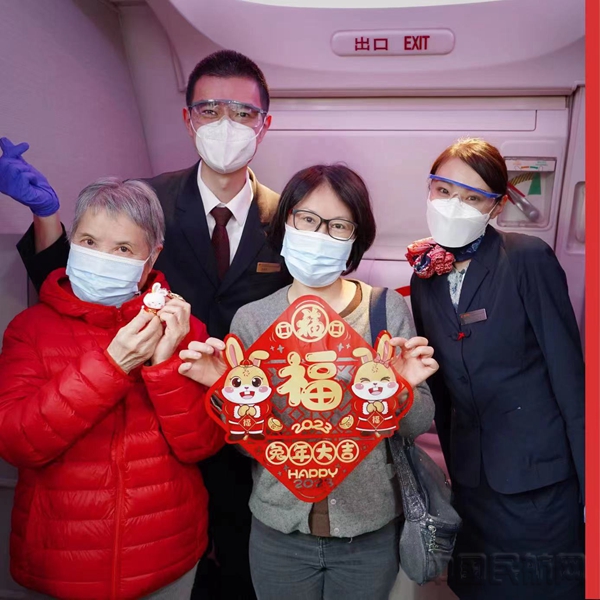 春运航班上,乘务员热情服务旅客-东航乘务五部供图1