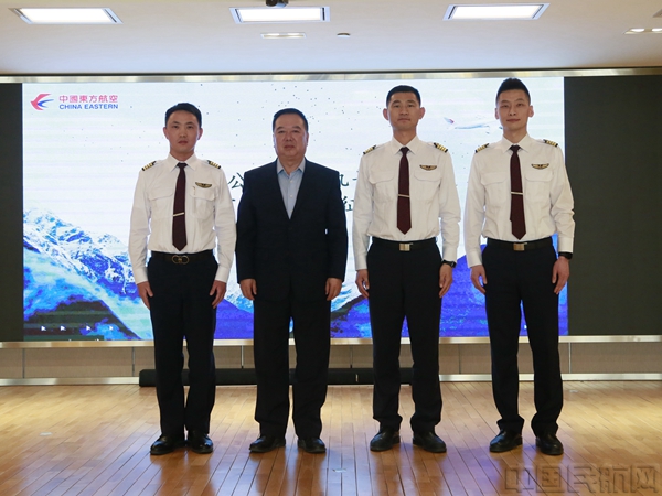 书记和新聘机长合影_副本