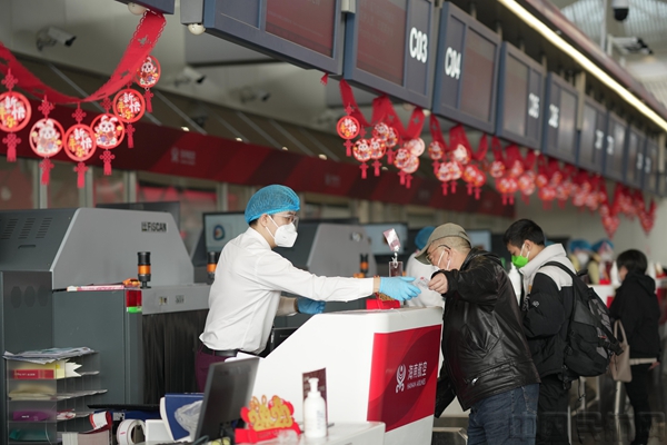 附图9:海航值机人员为旅客办理乘机手续