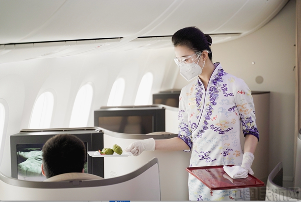 附图2:乘务员为旅客提供精美餐食