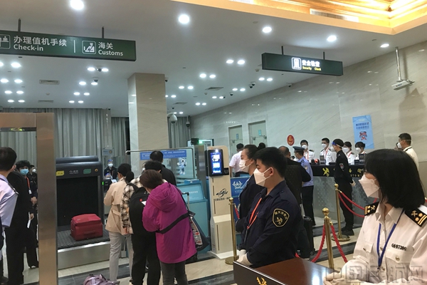 附图2:旅客有序办理乘机手续(刘科娜 摄)