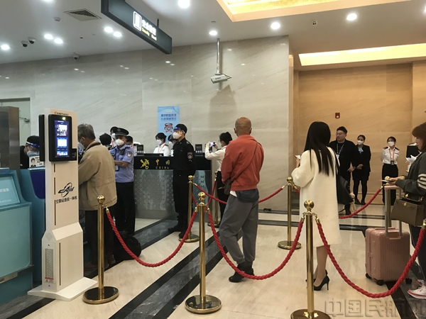 附图1:旅客在候机楼办理值机手续(刘科娜 摄)