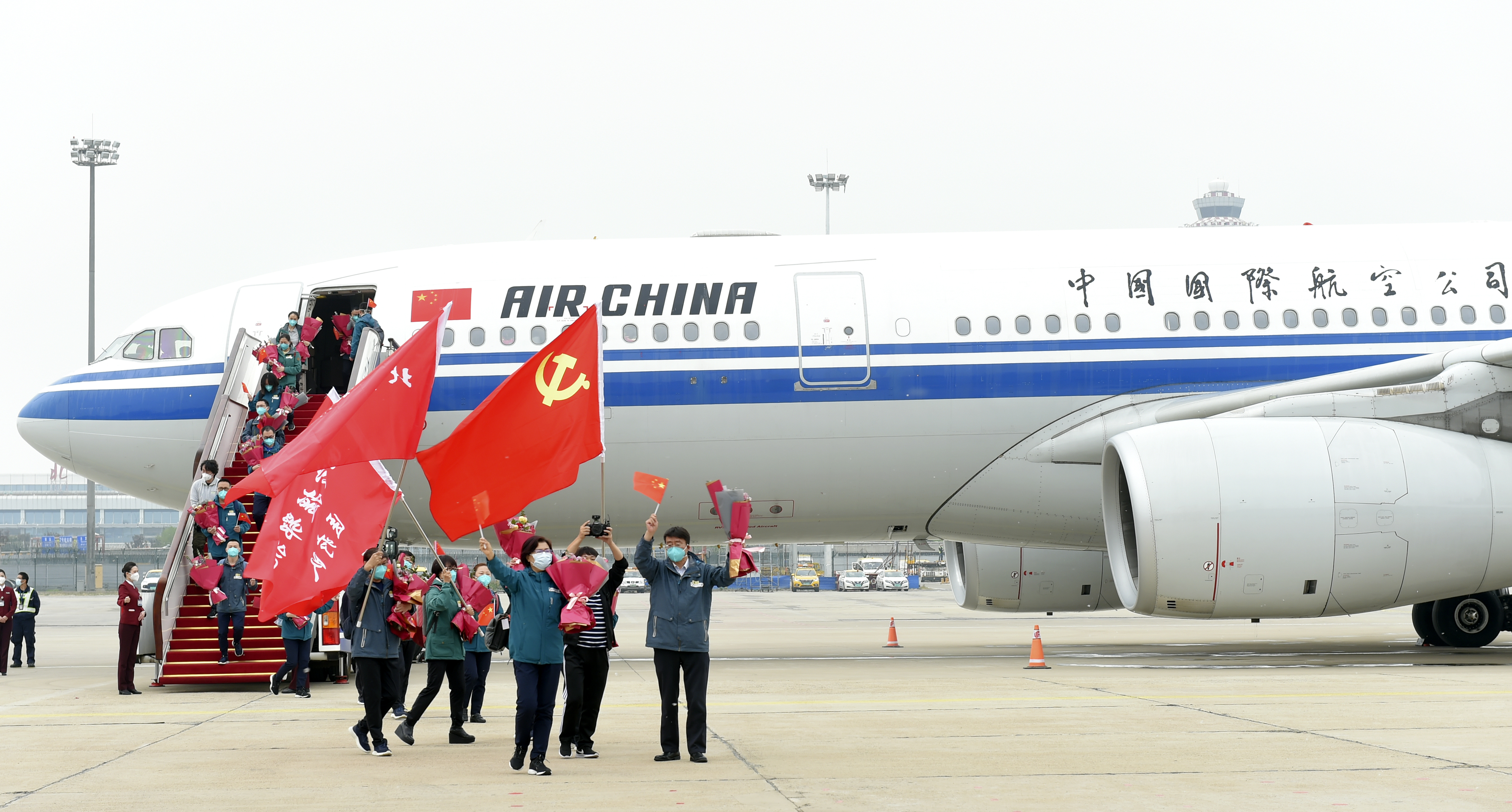 4. 2020年4月15日,国航迎接最后一批185名国家援鄂医疗队员返京。(国航供图)