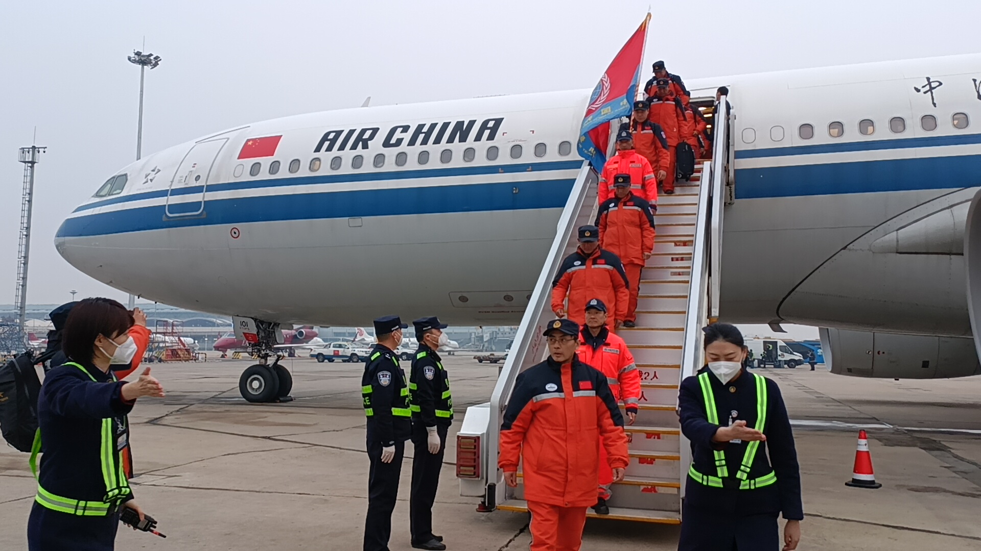 1. 2023年2月17日,国航派出包机接回在土耳其完成地震救援任务的中国救援队。(国航供图)