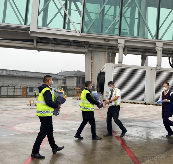 图 郴州机场向北部湾航空机组人员献上鲜花