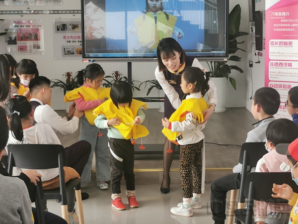 孩子们学习穿着救生衣-钱擘摄1