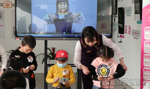 孩子们学习使用安全带-金鹏供图3