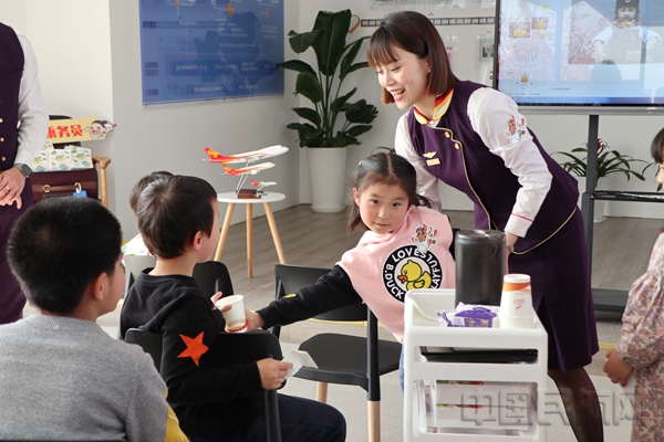 孩子们学习机上送餐-金鹏供图2