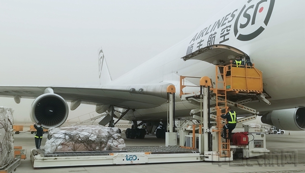 图2:顺丰航空“青岛=列日”国际货运航线首航现场2