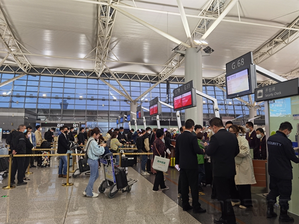 附图1:旅客在值机柜台办理乘机手续3