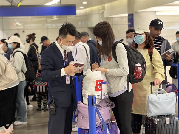 东航员工服务旅客出行-东航供图1