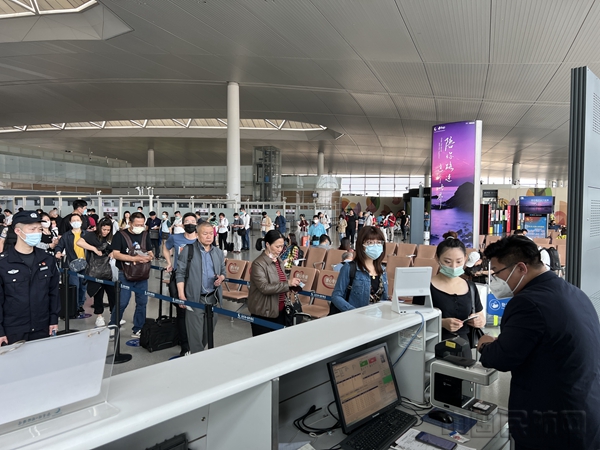 东航旅客从南京启程赴台北桃源机场-东航供图3