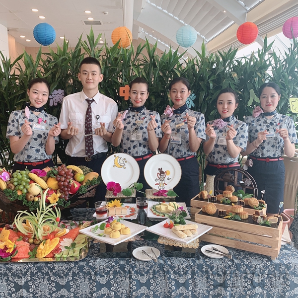 张琪(左三)与同事们合影3