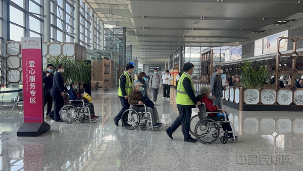 东航在“爱心服务专区”服务轮椅旅客11