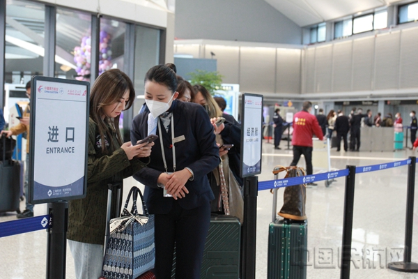 东航地服人员为虹桥T1出行的旅客做好引导服务-东航供图1