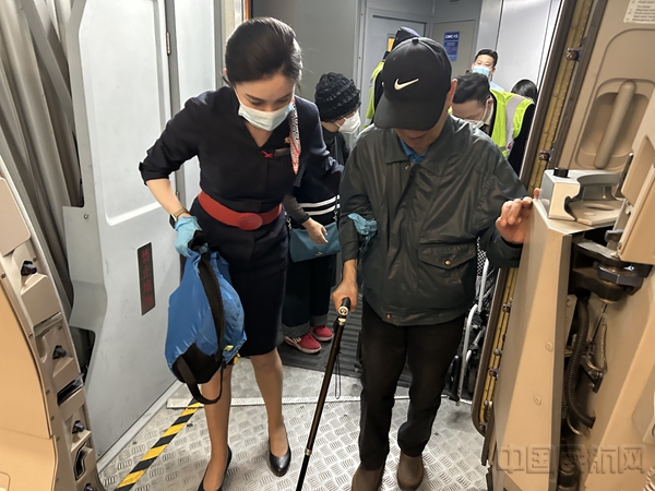 毛文婷服务行动不便旅客登机-东航客舱供图