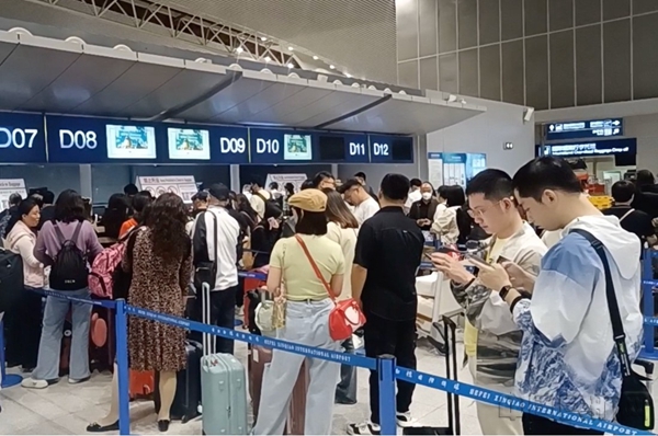 首航航班旅客排队办理值机