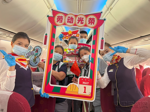 金鹏航空乘务员与参加活动的旅客合影留念-金鹏供图