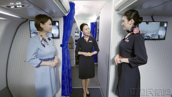 东航空乘吴佳妮(右)和上海机场员工王怡雯(左),将带领网友了解民航人的岗位-东航供图1