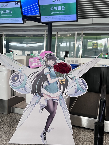 春秋航空在值机柜台布置了“阿秋”二次元形象,并为旅客准备了玫瑰花-春秋供图1