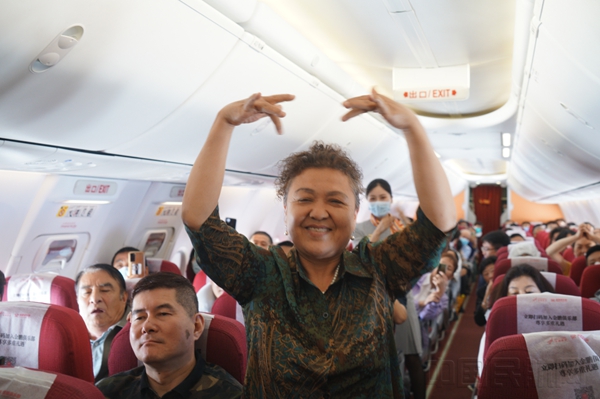 有能歌善舞的新疆旅客,也在航班上摆出舞姿,呼应乘务组-金鹏供图1