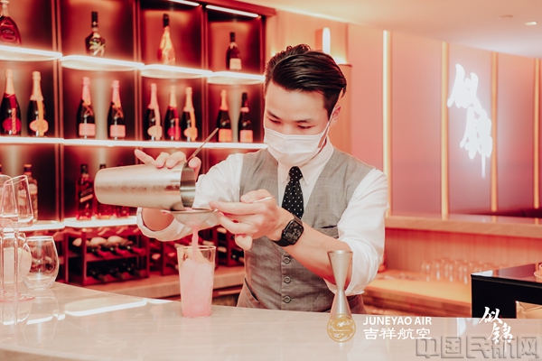 贵宾室提供了酒吧服务-吉祥供图