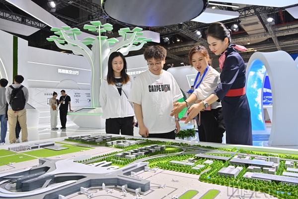 东航展台展示浦东T3东航基地减碳创新