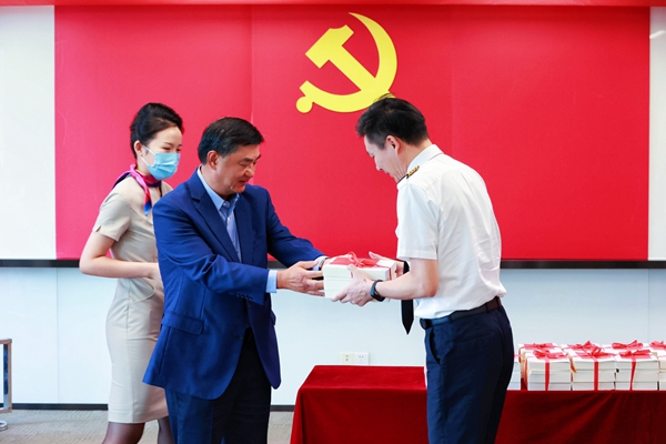 2、东海航空董事长黄楚标为支部党员代表赠送红色书籍。1