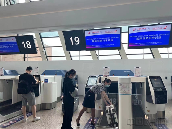 东航在上海两场完善服务设施、方便暑运旅客出行-东航供图2