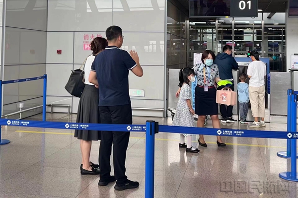 东航工作人员服务无陪小旅客-东航供图1