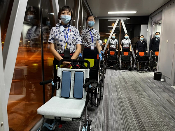 2.地服工作人员为旅客准备好轮椅11