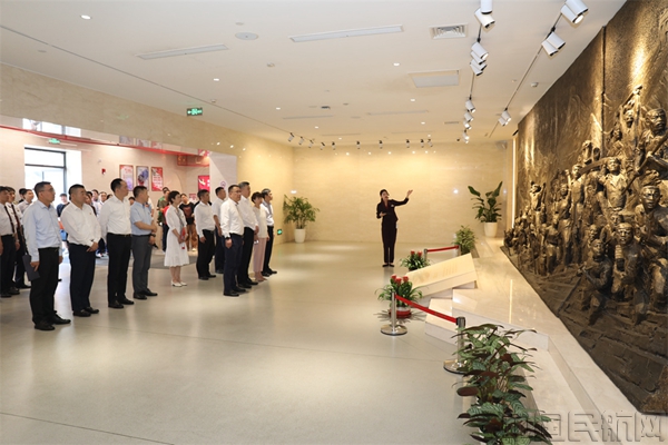 党员们在国歌展示馆实地学习-东航空保部供图2
