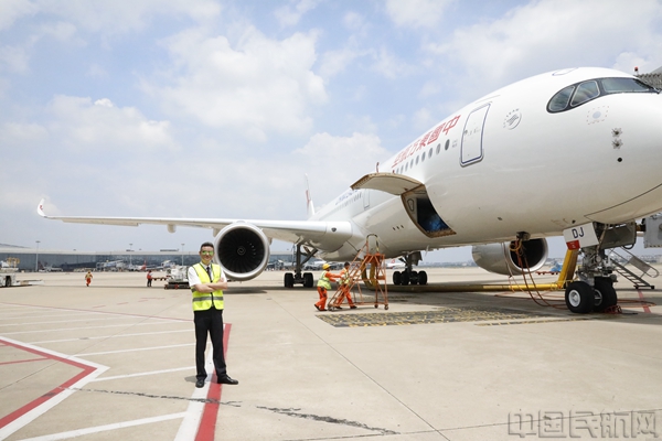 季红华机长与东航A350客机-东航供图