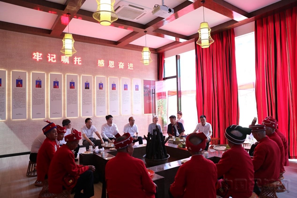 东航投资相关负责同志与沧源当地领导及边境村老支书交流-范一潇摄1