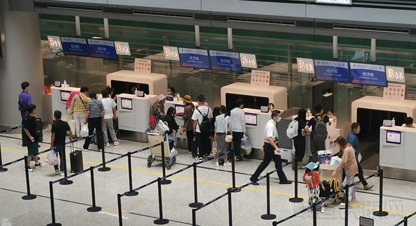 东航值机柜台服务暑运旅客-钱擘摄2