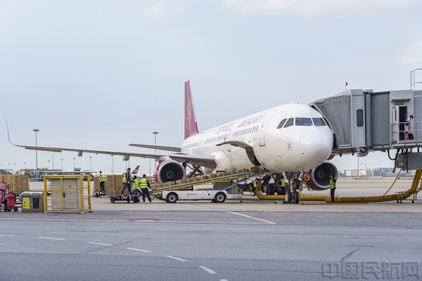 吉祥航空A321飞机于虹桥机场执行过站勤务