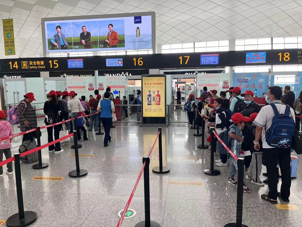 附图4:小旅客及家属通过“绿色”安检通道3