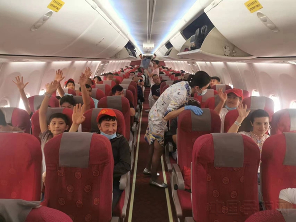 附图5:乘务员为小旅客提供细致服务1