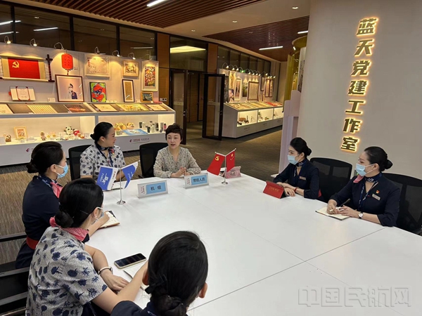 “蓝天党小组”主题航班的航前准备会1