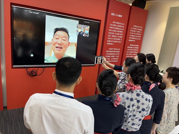 航前准备会上,空勤员工连线新四军老战士3