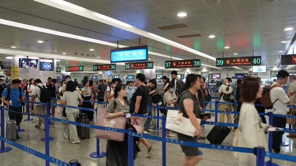 nEO_IMG_浦东国际机场迎来出入境客流高峰-石明明摄