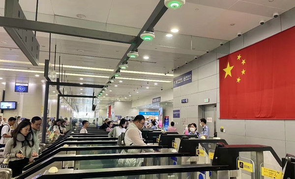 nEO_IMG_旅客使用快捷通道正有序通关-魏文亨摄