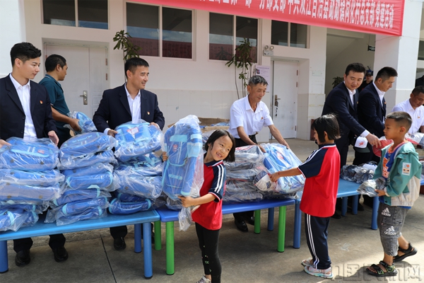 东航空保一部一分部党员为忙笼完小的孩子助学捐赠-东航空保供图